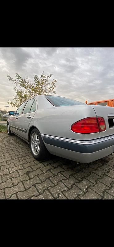 Gebraucht Mercedes E240 170 PS (125 kW) 1998 Silber Limousine