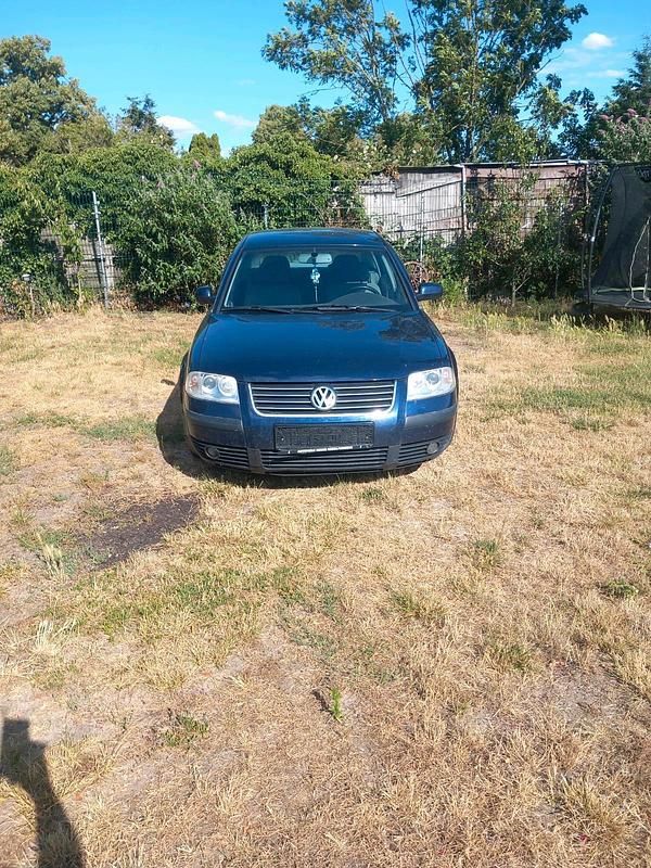 Blau Gebraucht 2001 VW Passat Limousine | 999 € (Guter Preis) - Bild 1/4