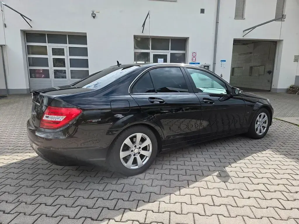 Gebraucht Mercedes C180 156 PS (114 kW) 2013 Obsidianschwarz (metallic) Limousine