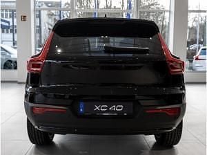 Neu Volvo XC40 Plus 163 PS (119 kW) 2026 Schwarz (onyx black / metallic) SUV