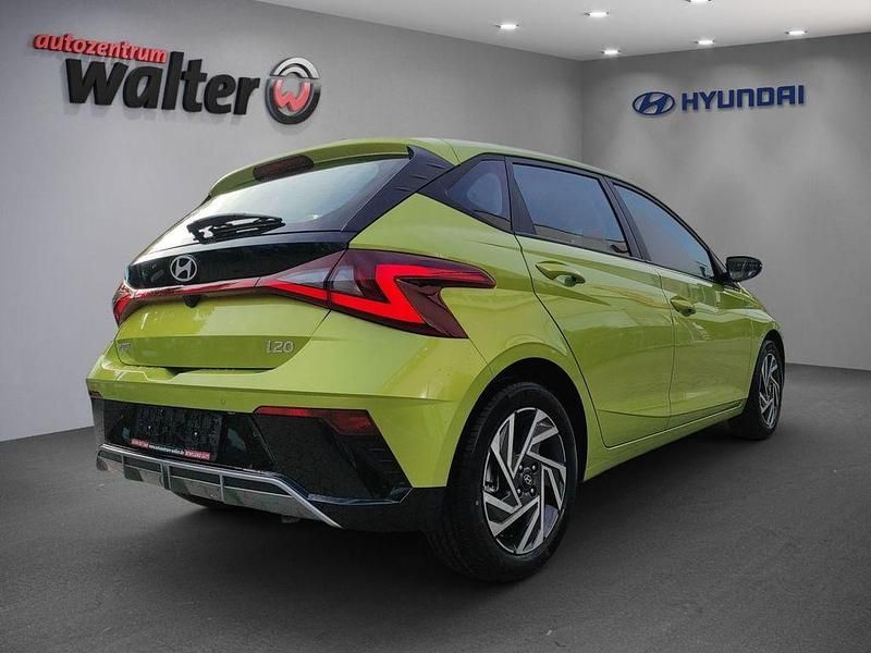 Gebraucht Hyundai i20 Trend 101 PS (74 kW) 2025 Grün Limousine
