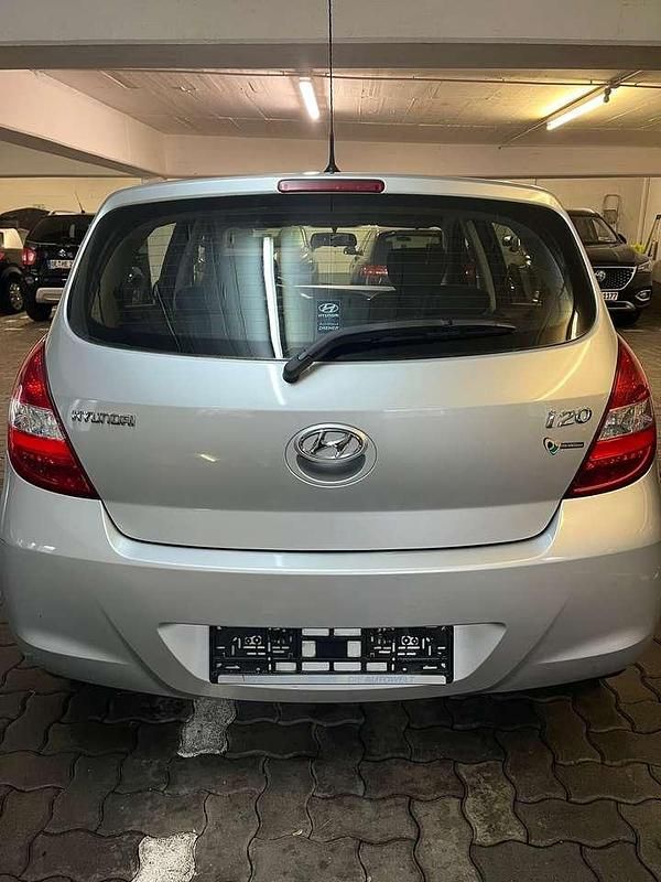Gebraucht Hyundai i20 Edition 77 PS (56 kW) 2010 Silber Kleinwagen