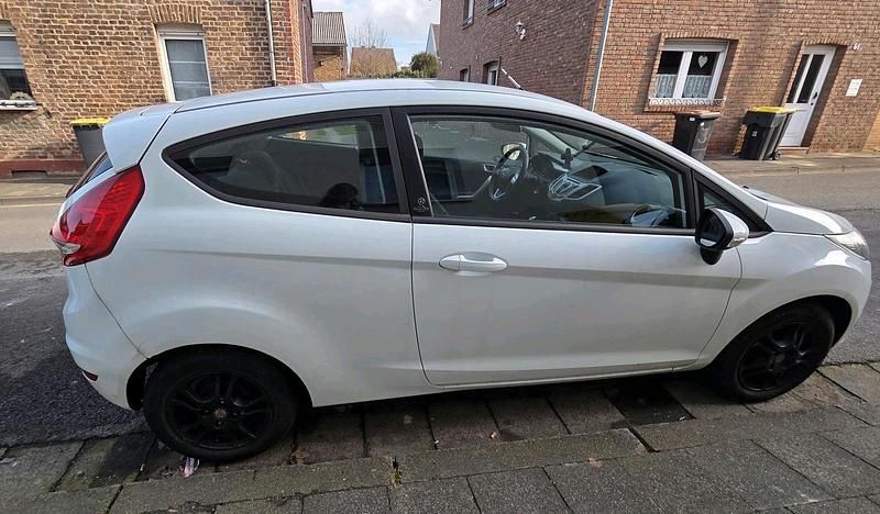 Gebraucht Ford Fiesta 60 PS (44 kW) 2012 Weiß Kleinwagen