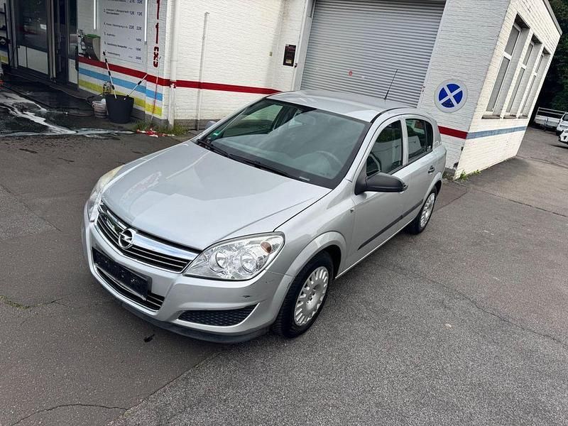 Silber Gebraucht 2009 Opel Astra Selection Limousine | 3.980 € (Fairer Preis) - Bild 1/4