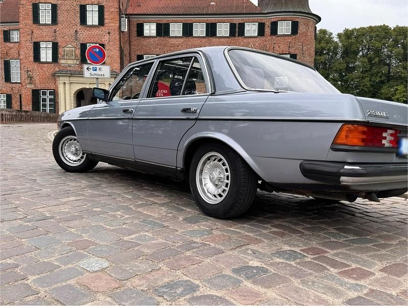 Gebraucht Mercedes E230 136 PS (100 kW) 1981 Silber Limousine