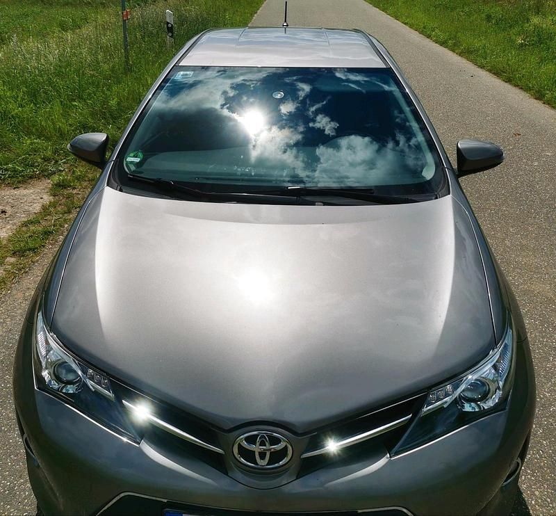 Gebraucht Toyota Auris Edition 132 PS (97 kW) 2015 Silber Limousine