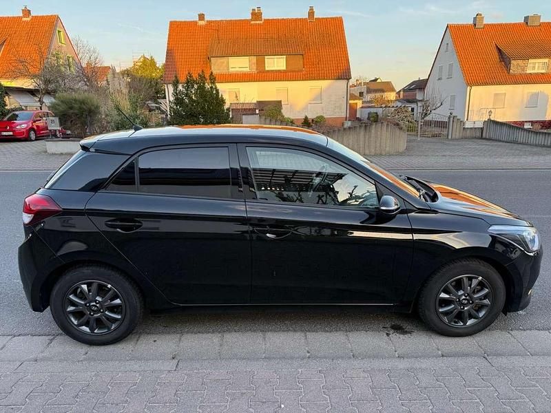 Gebraucht Hyundai i20 99 PS (72 kW) 2016 Schwarz Limousine