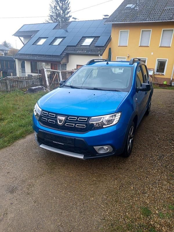 Blau Gebraucht 2020 Dacia Sandero Stepway Kleinwagen | 8.550 € (Superpreis) - Bild 1/4