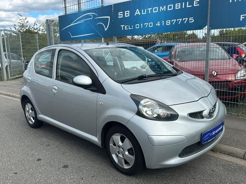Silber Gebraucht 2006 Toyota Aygo City Kleinwagen | 3.490 € (Etwas zu teuer) - Bild 1/4