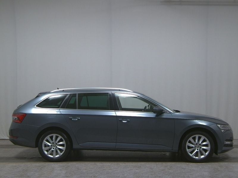 Grau Gebraucht 2019 Skoda Superb Premium Edition Kombi | 18.480 € (Superpreis) - Bild 1/4