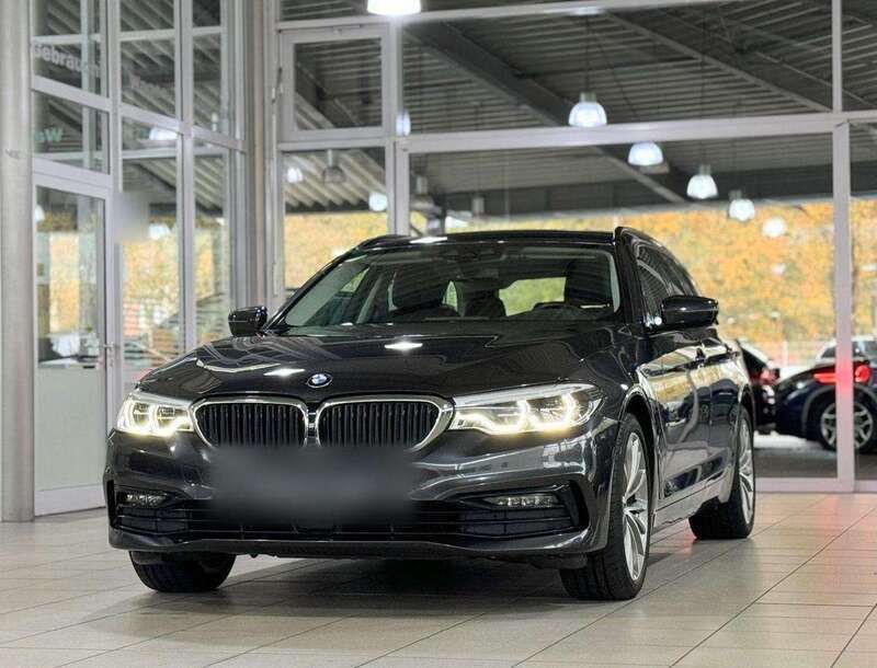 Grau Gebraucht 2019 BMW 520 Sport Line Kombi | 25.950 € (Guter Preis) - Bild 1/4