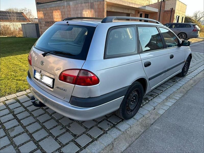 Gebraucht Toyota Avensis 110 PS (80 kW) 2001 Silber Kombi