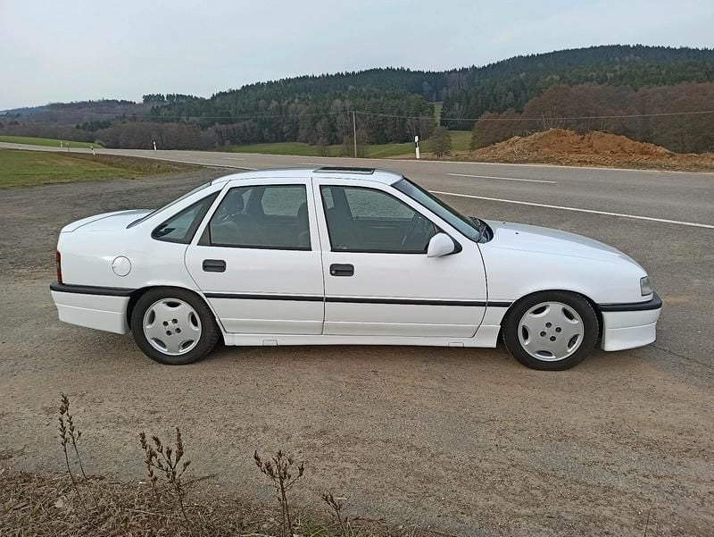 Gebraucht Opel Vectra 150 PS (110 kW) 1990 Weiß Kleinwagen