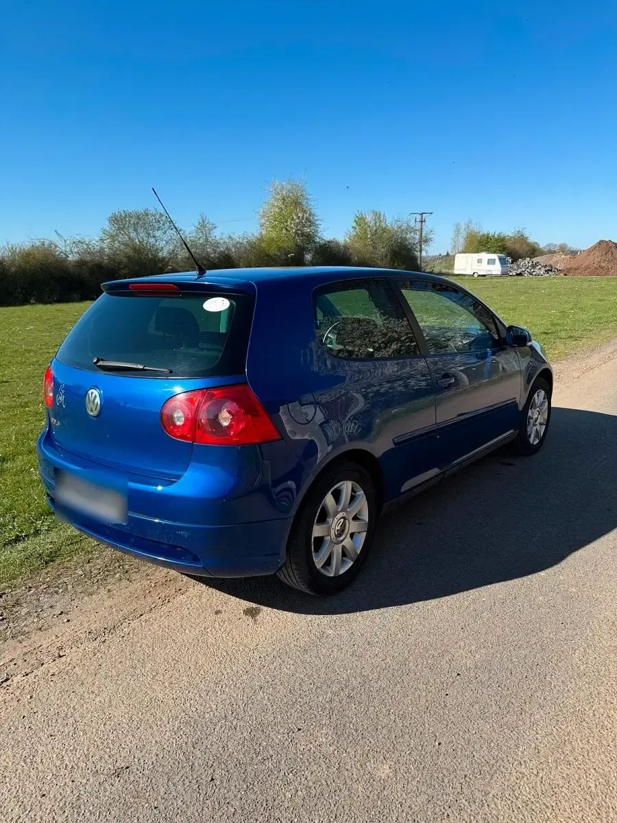 Gebraucht VW Golf V 102 PS (75 kW) 2005 Blau Kleinwagen