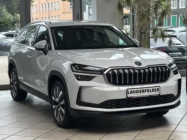 Moonweiss metallic Gebraucht 2025 Skoda Kodiaq Selection SUV | 51.990 € (Fairer Preis) - Bild 1/4