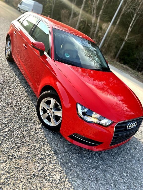 Gebraucht Audi A3 Ambiente 122 PS (89 kW) 2013 Rot Limousine