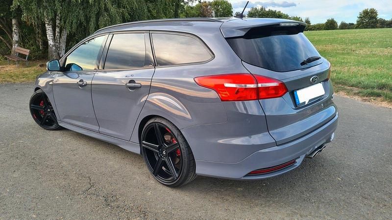 Grau Gebraucht 2016 Ford Focus ST Kombi | 9.500 € (Fairer Preis) - Bild 1/4