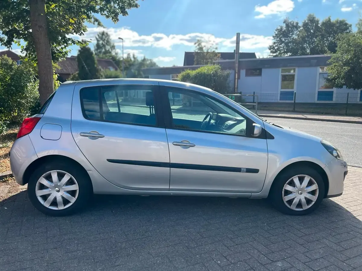 Gebraucht Renault Clio 111 PS (81 kW) 2005 Silber Kleinwagen