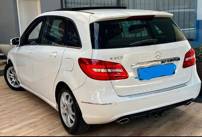 Gebraucht Mercedes B200 156 PS (114 kW) 2014 Weiß Van / Kleinbus