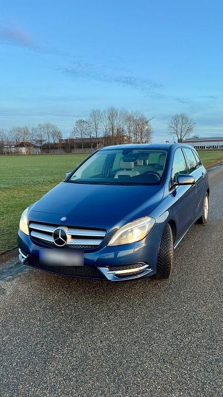 Blau Gebraucht 2013 Mercedes B200 Van / Kleinbus | 9.500 € (Fairer Preis) - Bild 1/4