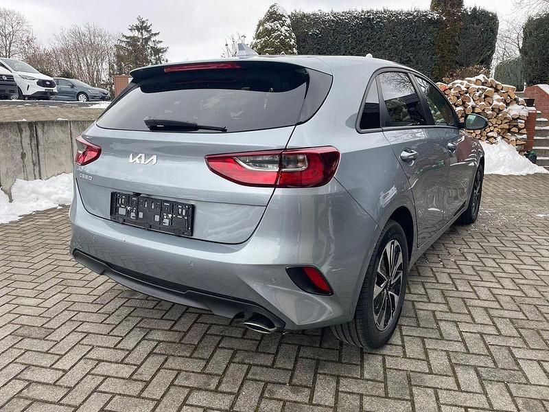 Neu Kia Ceed 140 PS (102 kW) 2026 Silber Kleinwagen