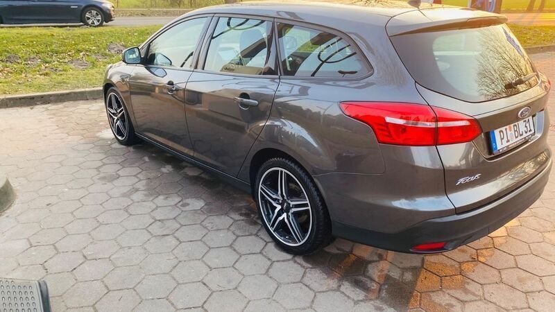 Grau Gebraucht 2015 Ford Focus Trend Kombi | 9.900 € (Guter Preis) - Bild 1/4