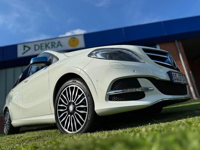 Weiß Gebraucht 2018 Mercedes B250e Van / Kleinbus | 14.200 € - Bild 1/4