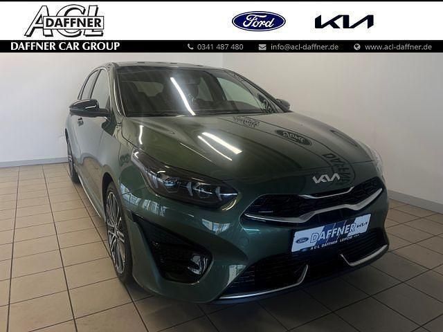 Experience grün metallic Neu 2025 Kia Ceed GT-Line Limousine | 31.490 € (Fairer Preis) - Bild 1/4