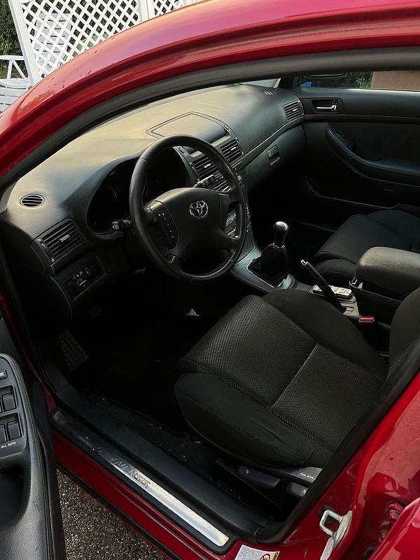 Rot Gebraucht 2003 Toyota Avensis Kombi | 2.000 € (Superpreis) - Bild 1/4