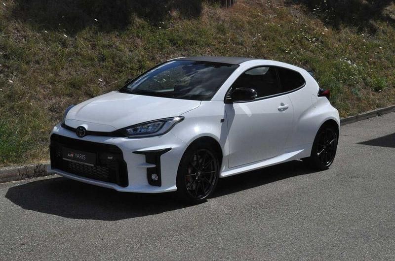Weiß Neu 2025 Toyota Yaris Limousine | 41.800 € (Fairer Preis) - Bild 1/4