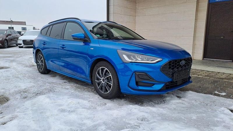 Blau Gebraucht 2023 Ford Focus ST-Line Limousine | 12.590 € (Teuer) - Bild 1/4