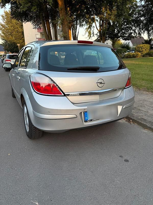 Silber Gebraucht 2004 Opel Astra Kleinwagen | 1.550 € (Fairer Preis) - Bild 1/4