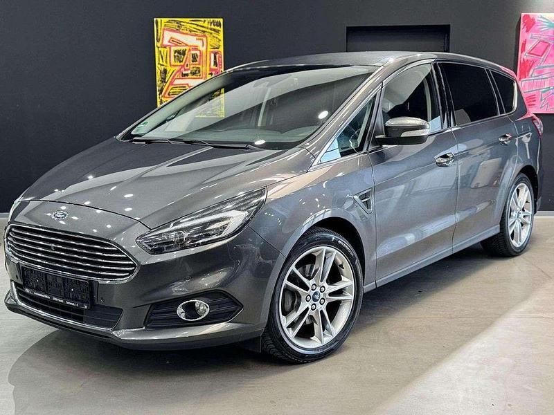 Grau Gebraucht 2017 Ford S-MAX Titanium Van / Kleinbus | 12.950 € (Fairer Preis) - Bild 1/4