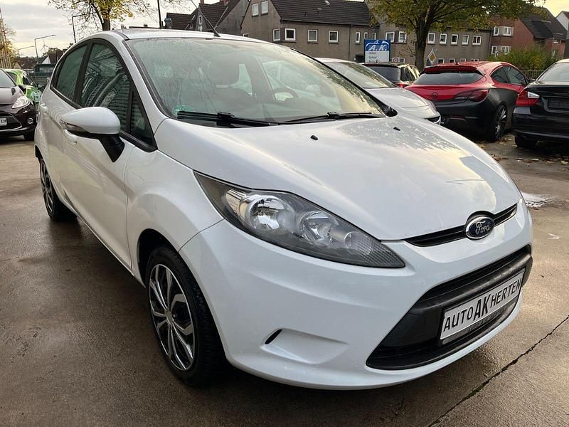 Gebraucht Ford Fiesta 60 PS (44 kW) 2011 Weiß Kleinwagen
