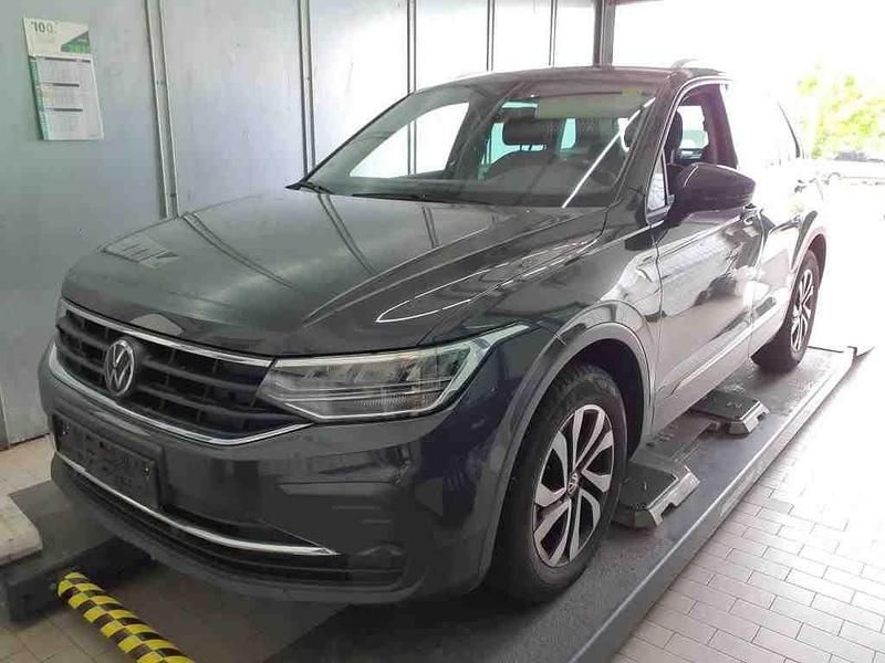 Grau Gebraucht 2022 VW Tiguan Active SUV | 24.450 € (Guter Preis) - Bild 1/4
