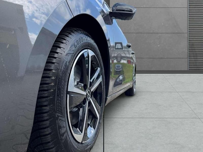 Neu Opel Astra 131 PS (96 kW) 2025 Vulkan grau Kombi