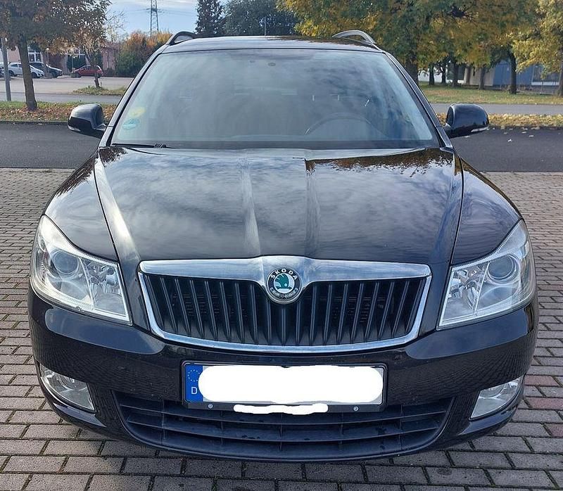 Schwarz Gebraucht 2012 Skoda Octavia Family Kombi | 3.900 € (Superpreis) - Bild 1/4