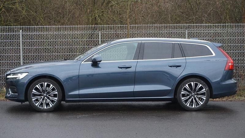 Gebraucht Volvo V60 Plus 197 PS (144 kW) 2022 Blau Kombi