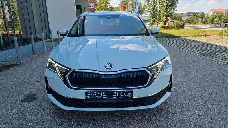 Neu Skoda Octavia 150 PS (110 kW) 2025 Moonweiß perleffekt Kombi