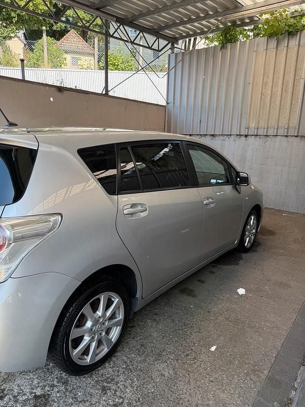 Silber Gebraucht 2012 Toyota Verso Van / Kleinbus | 6.300 € (Fairer Preis) - Bild 1/4