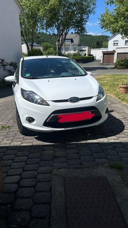 Weiß Gebraucht 2010 Ford Fiesta Trend Kleinwagen | 2.900 € (Fairer Preis) - Bild 1/4