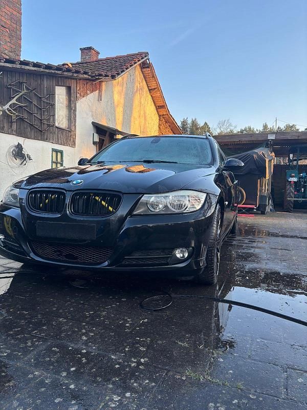 Gebraucht BMW 318 143 PS (105 kW) 2010 Schwarz Kombi