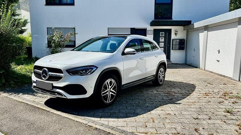 Weiß Gebraucht 2020 Mercedes GLA200 Progressive SUV | 28.650 € (Guter Preis) - Bild 1/4
