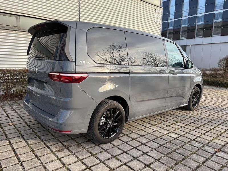 Gebraucht VW Multivan Goal 150 PS (110 kW) 2025 Grau Van