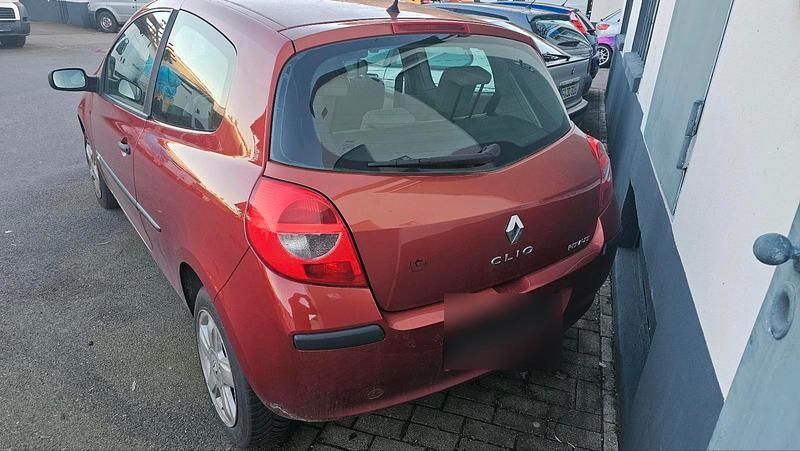 Gebraucht Renault Clio II 75 PS (55 kW) 2005 Rot Kleinwagen