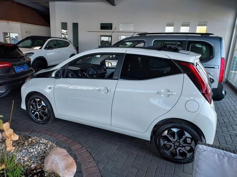 Weiß Gebraucht 2021 Toyota Aygo Kleinwagen | 13.990 € (Etwas zu teuer) - Bild 1/4