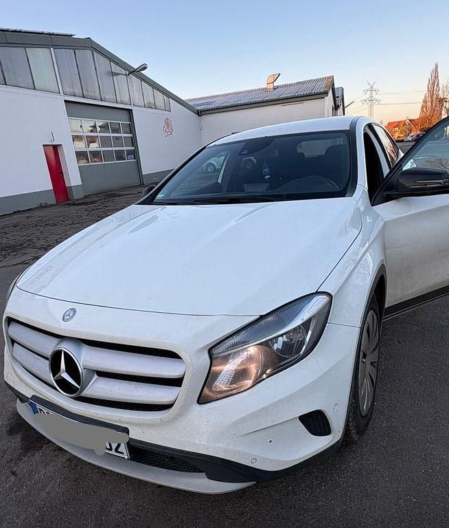 Gebraucht Mercedes CLA220 170 PS (125 kW) 2014 Weiß Limousine