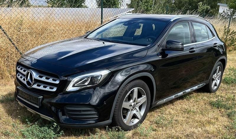 Schwarz Gebraucht 2020 Mercedes GLA200 AMG line SUV | 19.400 € (Superpreis) - Bild 1/4