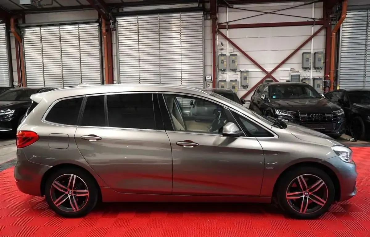 Gebraucht BMW 220 Luxury Line 190 PS (139 kW) 2015 Platinsilber Van / Kleinbus