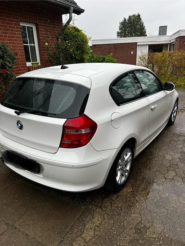 Gebraucht BMW 116 122 PS (89 kW) 2011 Weiß Kleinwagen